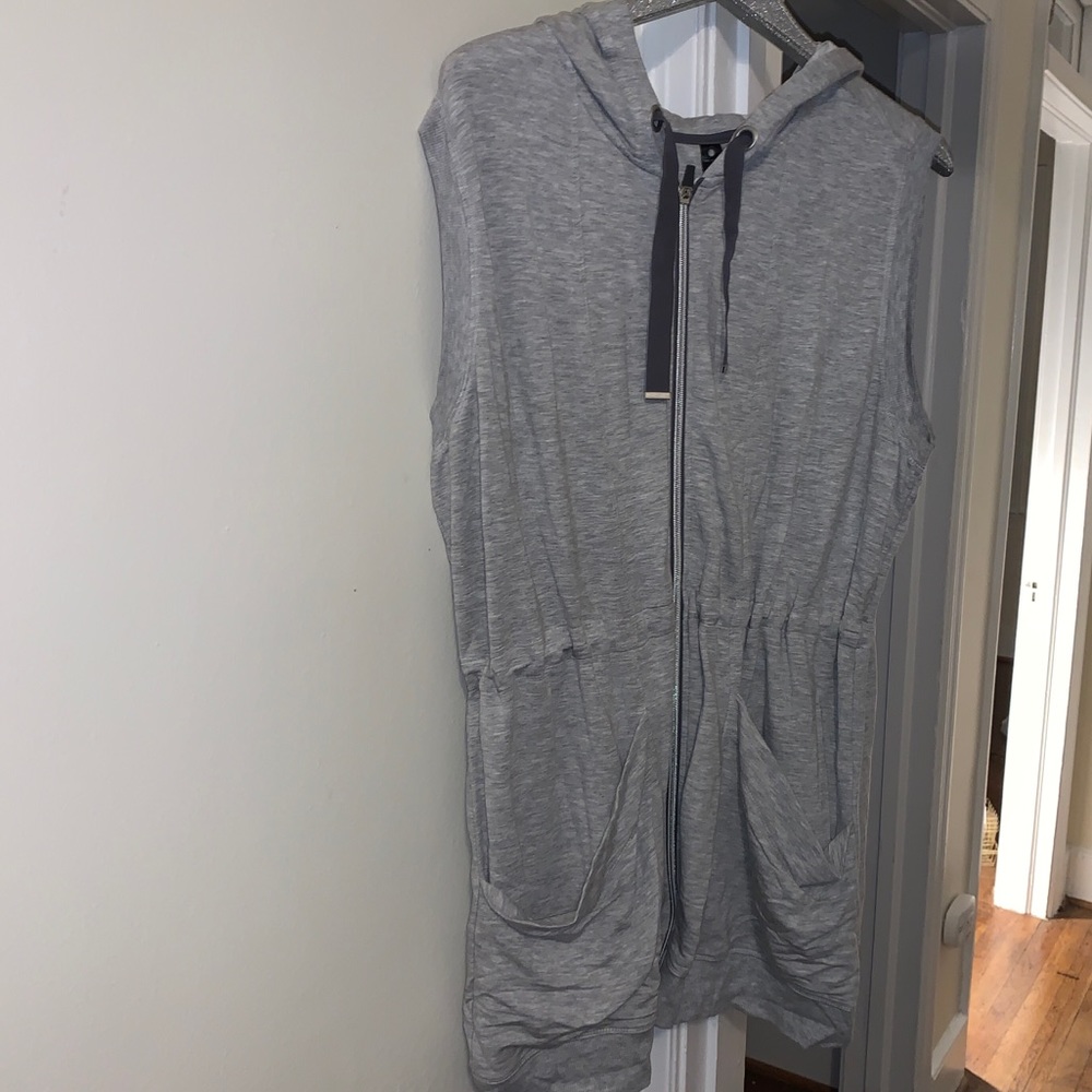 NWOT Yogalicious Gray Full Zip Sleeveless Tunic Vest. Size 1X.